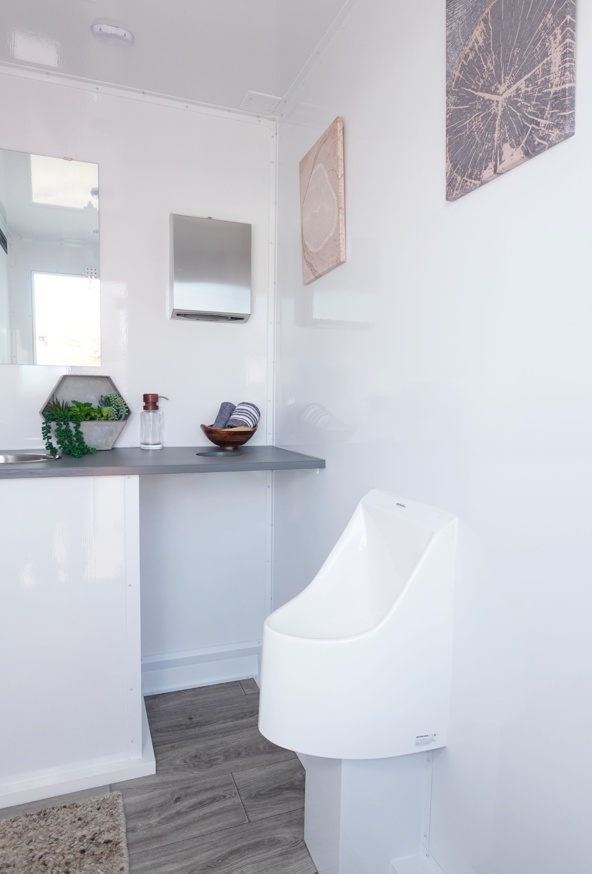 Men's suite with waterless urinal
